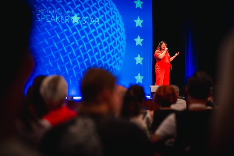 Speaker Ines Ehe Ines Ehe hält eine inspirierende Rede auf einer Bühne